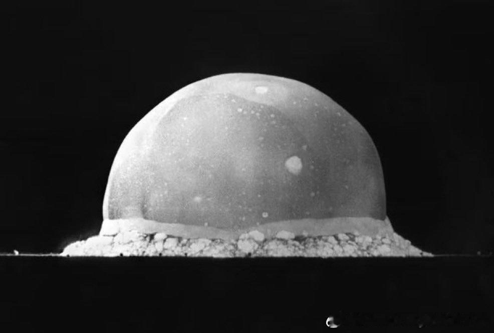 1945年8月，柯达公司收到大量关于X光胶片在没有拆封的情况下就出现“雾化（Fogging）”（即类