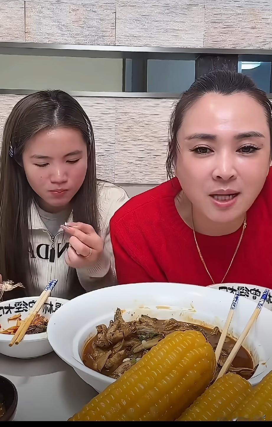 李勒优直播被说不上学，小声解释的样子让人心里不是滋味！最近直播里崔妈当着镜头说李勒优不上学了，优优小
