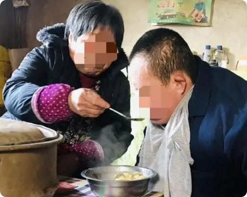 “不能让好人落泪！”四川自贡，街道办见一智力残疾男子未婚无子女，父母、弟弟先后去
