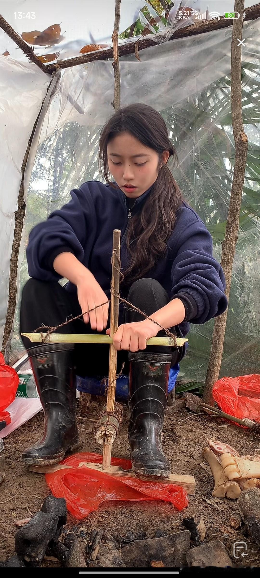 这姑娘手搓“原始打火器”，荒野求生到底演给谁看帐篷里这姑娘快把人看急了——