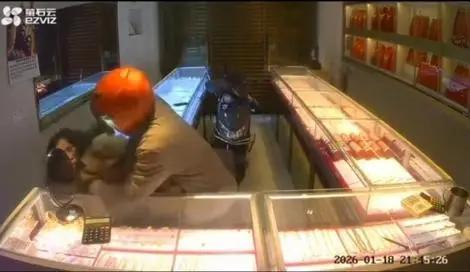 平潭两人抢劫金店被抓，作案中电击女店主数分钟，店老板：店主身体没事，店还没开张正