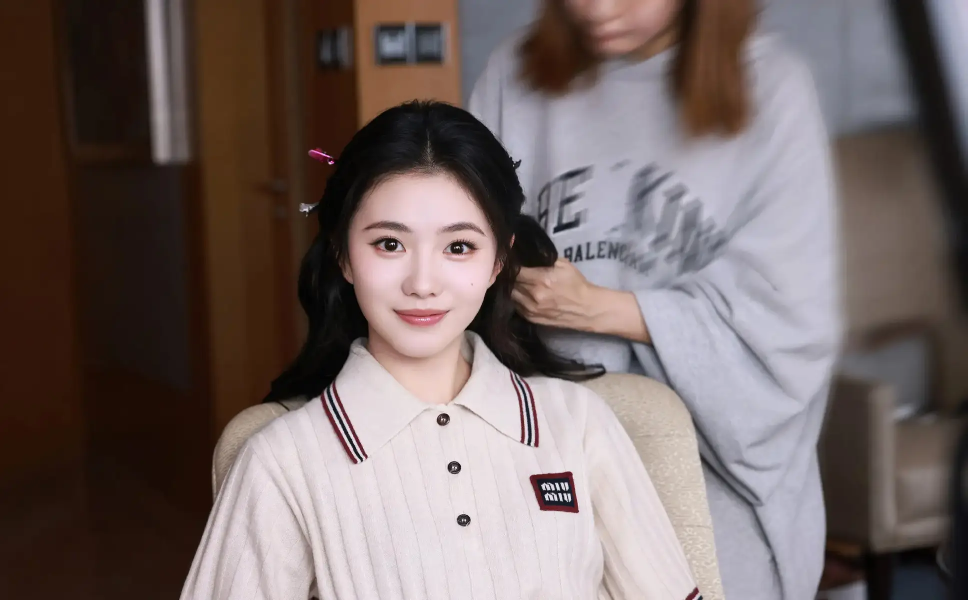刘浩存学院风造型清甜灵动对镜浅笑温柔治愈