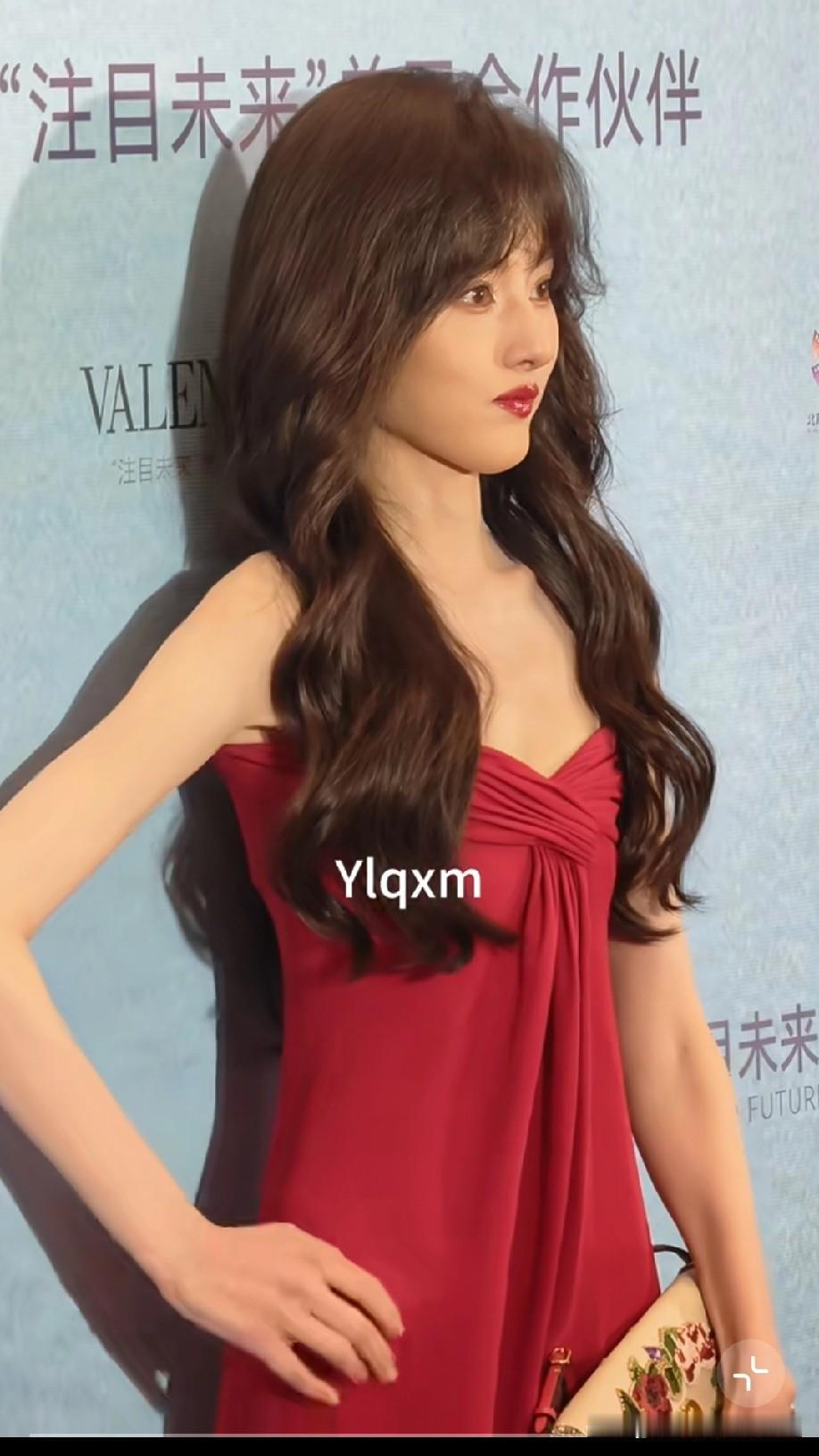 宋祖儿红裙大波浪造型，满满的小孩硬扮大人既视感。本身长相幼态，身形过于瘦削单薄