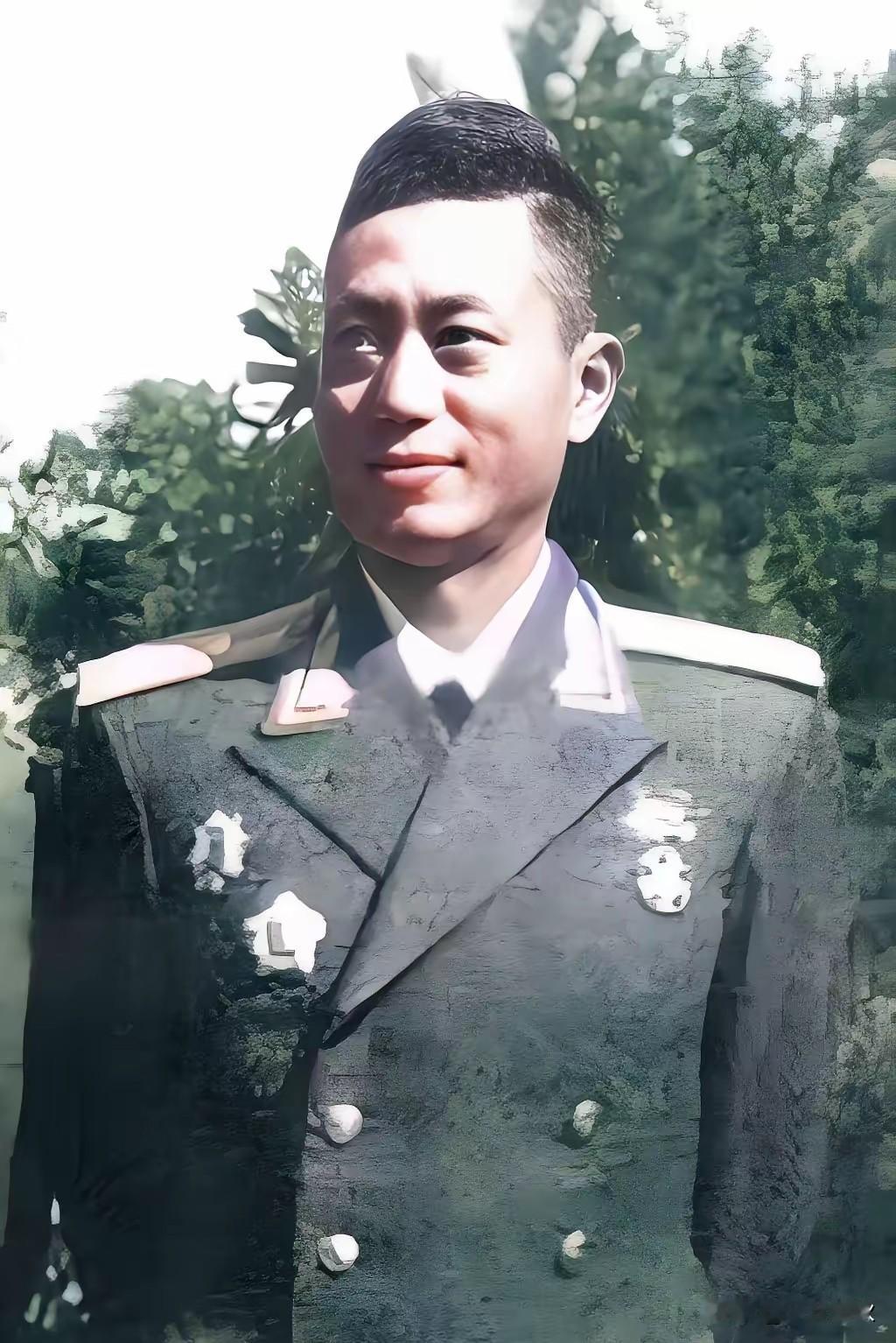 1990年，开国上校黄汉基与失散多年的妹妹黄汉琳重逢，妹妹说：“三哥，母亲说想看