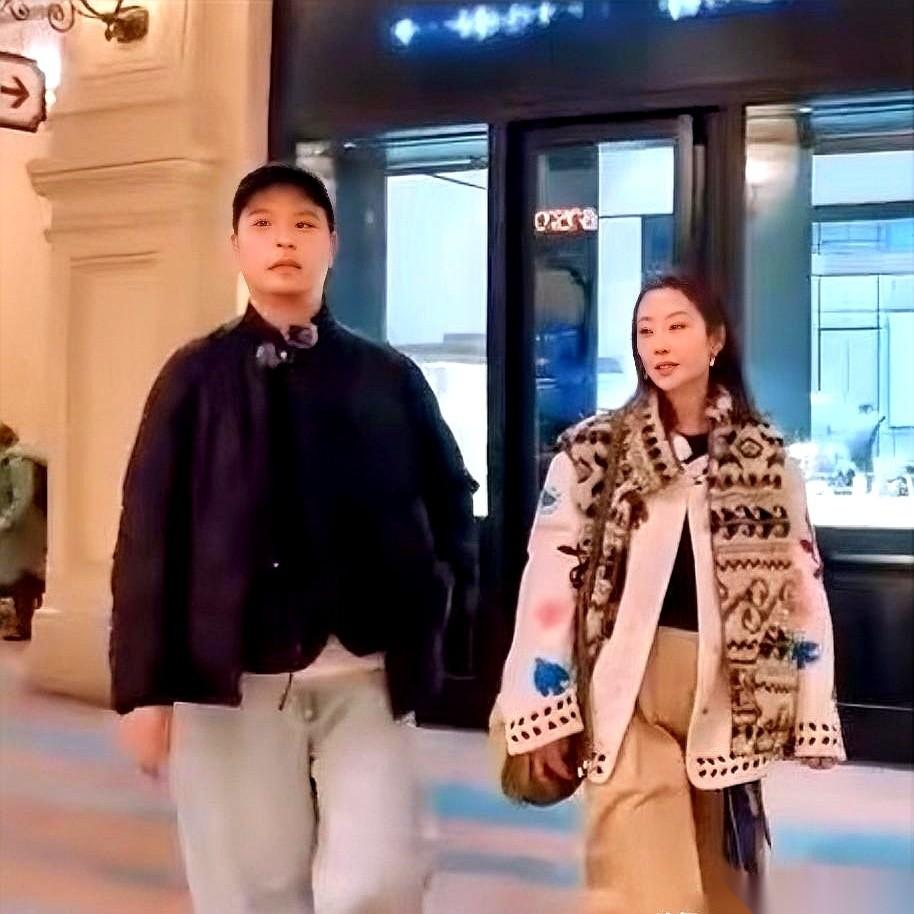 真不敢相信。两个日进斗金的明星，居然能被一件2000块钱的衣服，扒下了感情里最