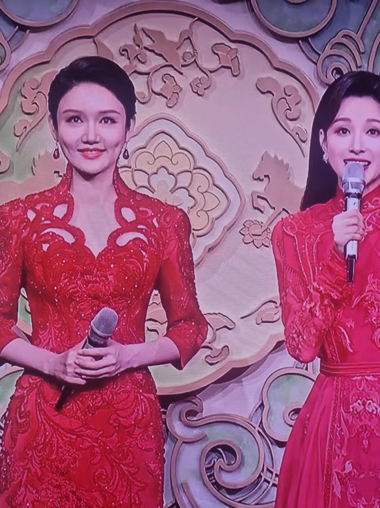 左边这个主持人是谁呀？她念词时眼睛几乎一刻不停往上瞟，全程紧盯提词器，对比太