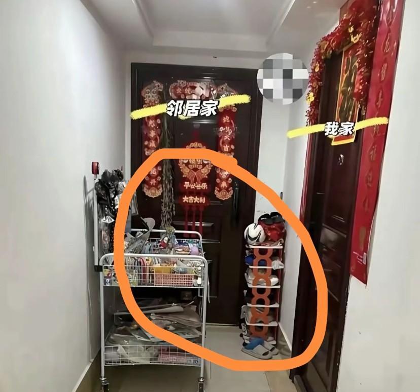 摆了一个鞋柜我们家没说啥，这昨天邻居又搬来一个大的置物架放门口，我们家的门都不能