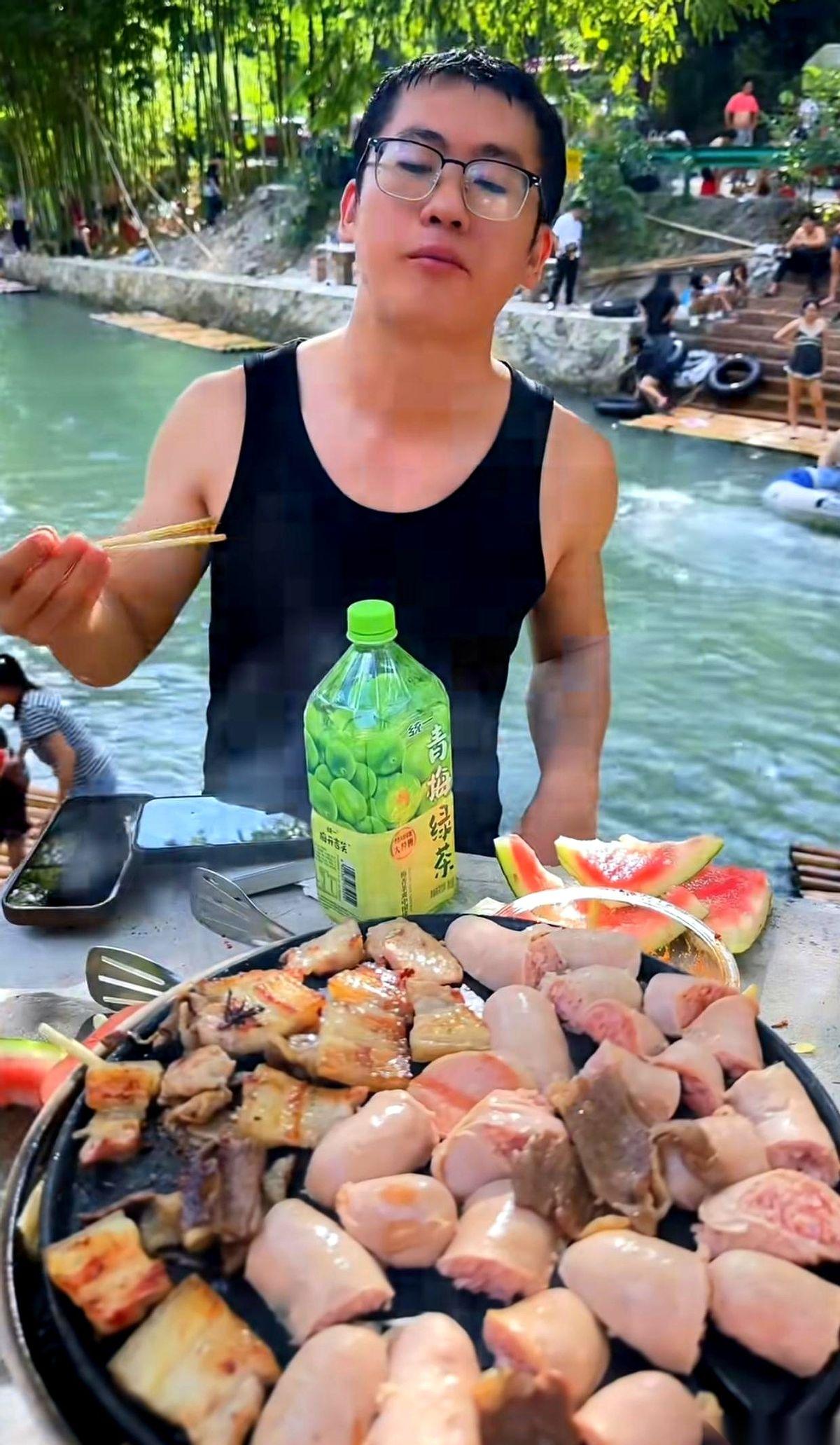 别看一个男人平时嘴有多甜，去趟野外烧烤，一句话就能把他的老底掀个底朝天。“我在