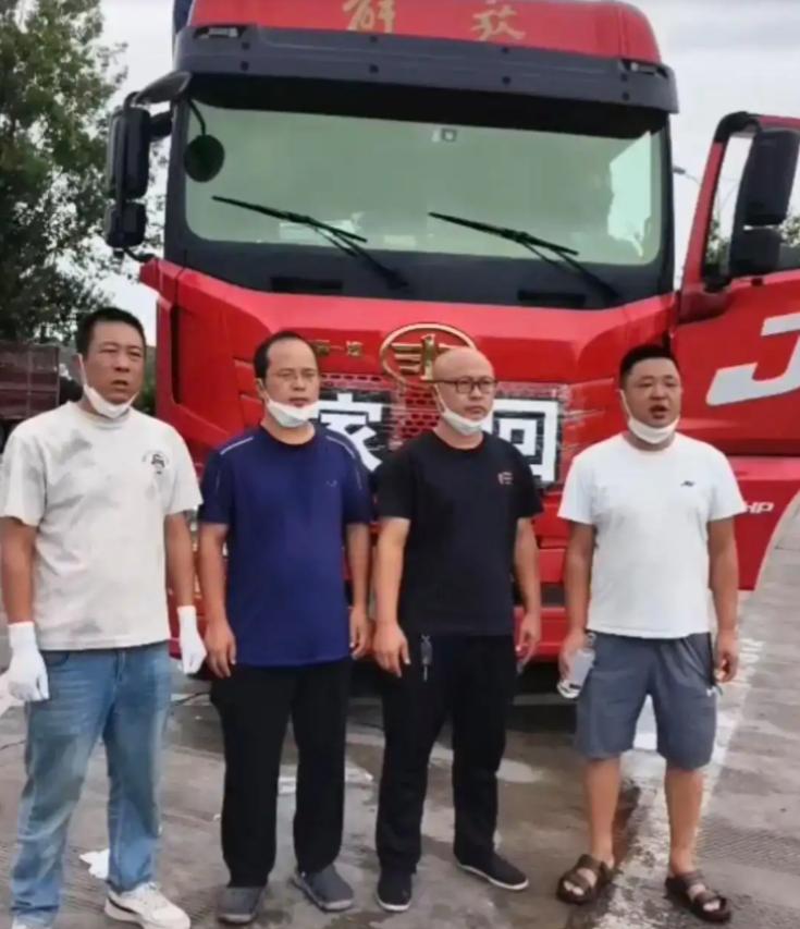 泪目了，陕西服务区，一辆货车停了三天没人动。工作人员打开门才发现，34岁司机早已