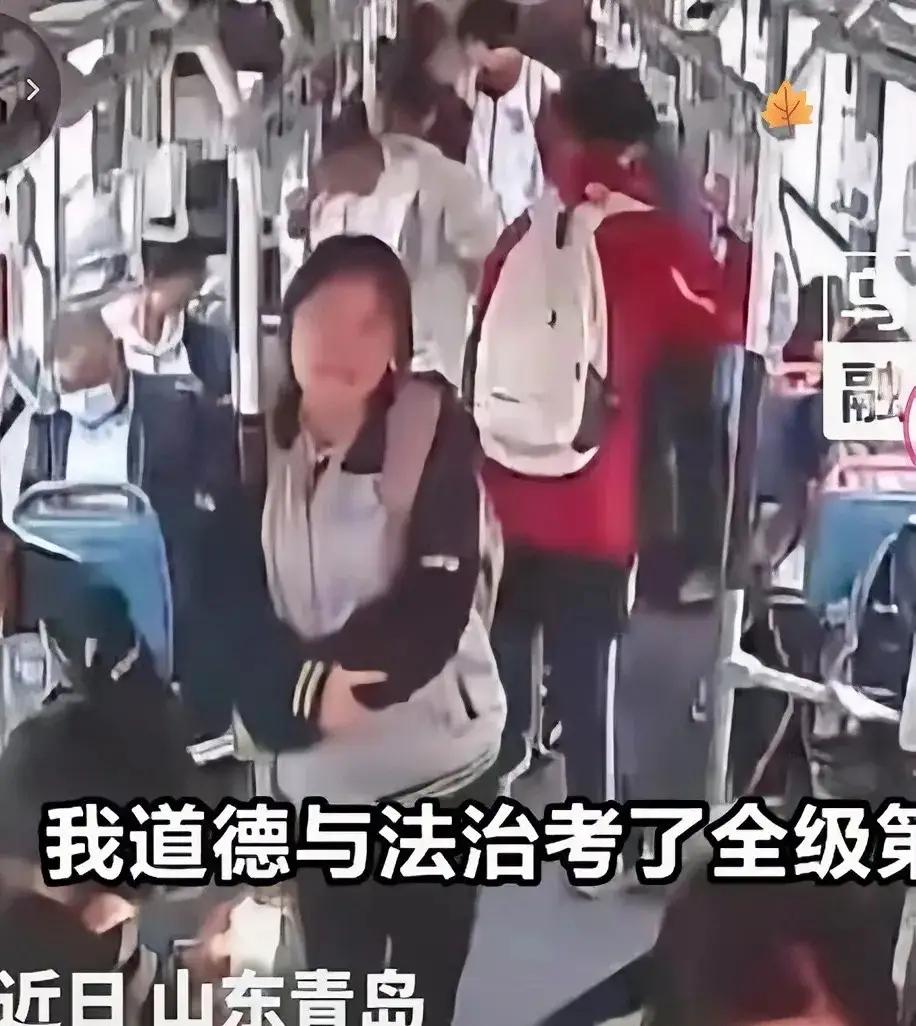 山东青岛，一女孩突然对公交司机说：“叔叔，我考了第一，夸夸我。”谁料，第二天，司