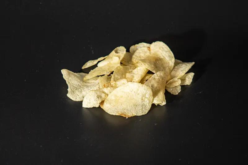 爱吃薯片的人，天真的塌了！最近这条热搜直接炸锅：爱吃薯片的人天塌了，无数网