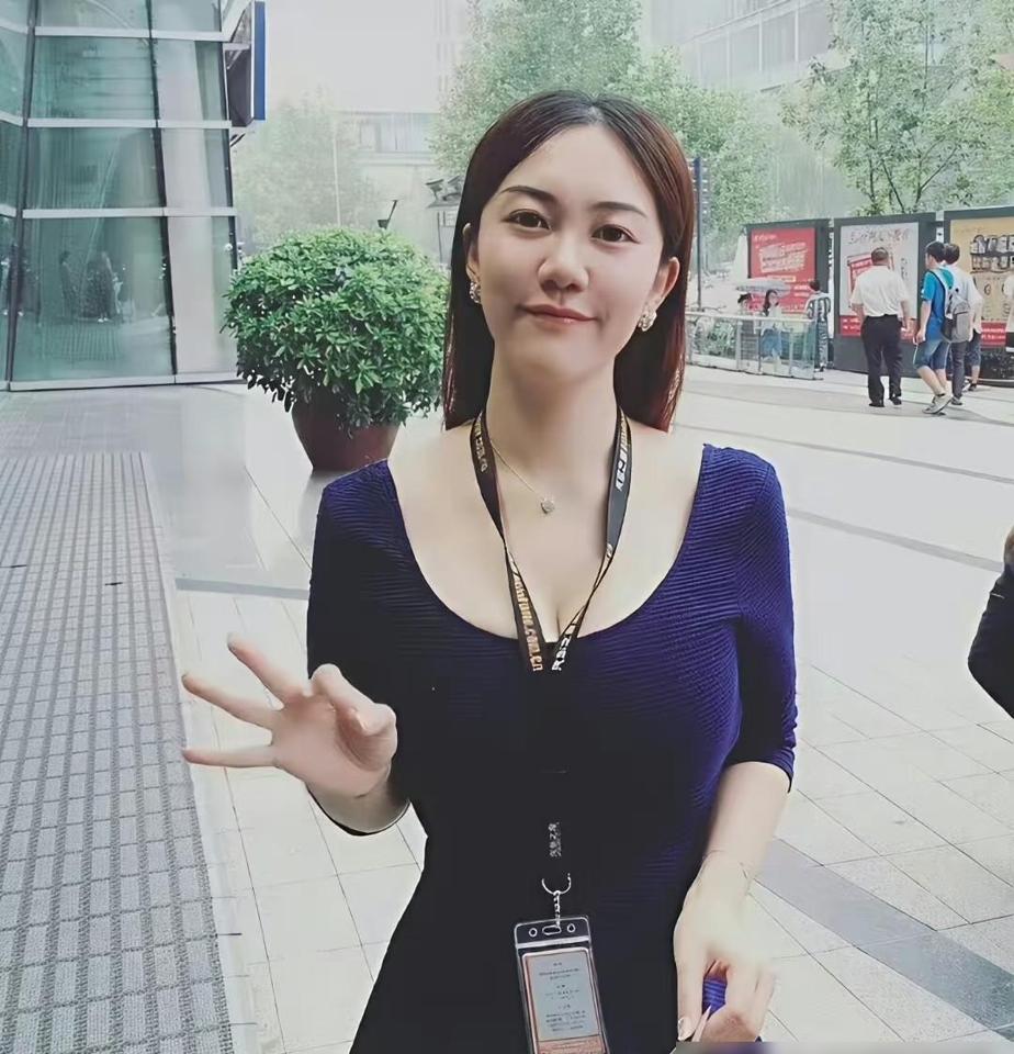 大家都在学怎么端茶倒酒搞关系，徐萌却反手给这套“职场厚黑学”一记响亮的耳光！原