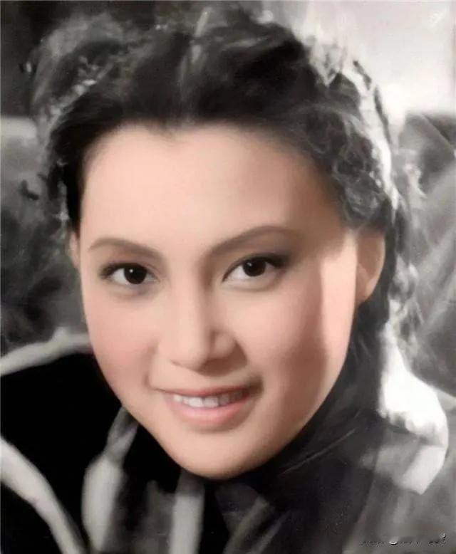 1983年，秦怡正忙着为丈夫金焰准备葬礼，突然看到一个青年，扑在遗体旁哭喊着：“