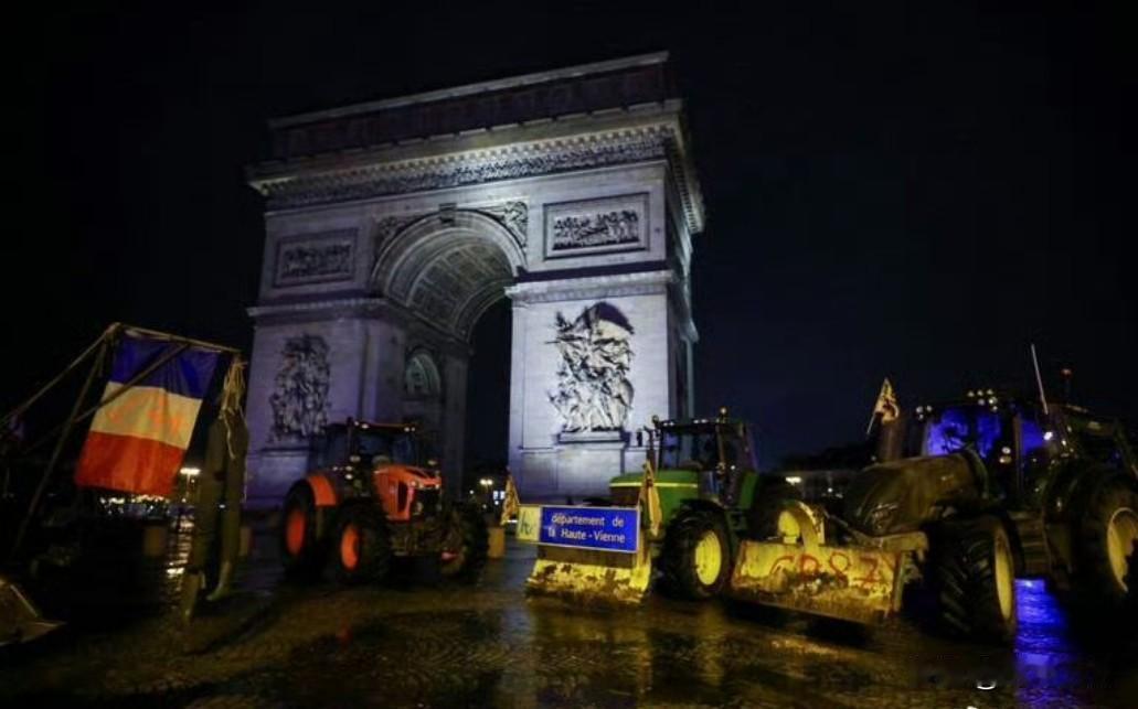 法国农民占领巴黎！农民们接管了凯旋门、香榭丽舍大街，以及埃菲尔铁塔周边地区。
