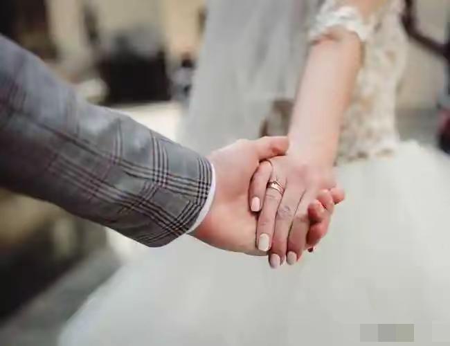 奉劝大龄未婚女性早点清醒，如今想嫁人真没那么容易。最近成都相亲角现状彻底戳破现