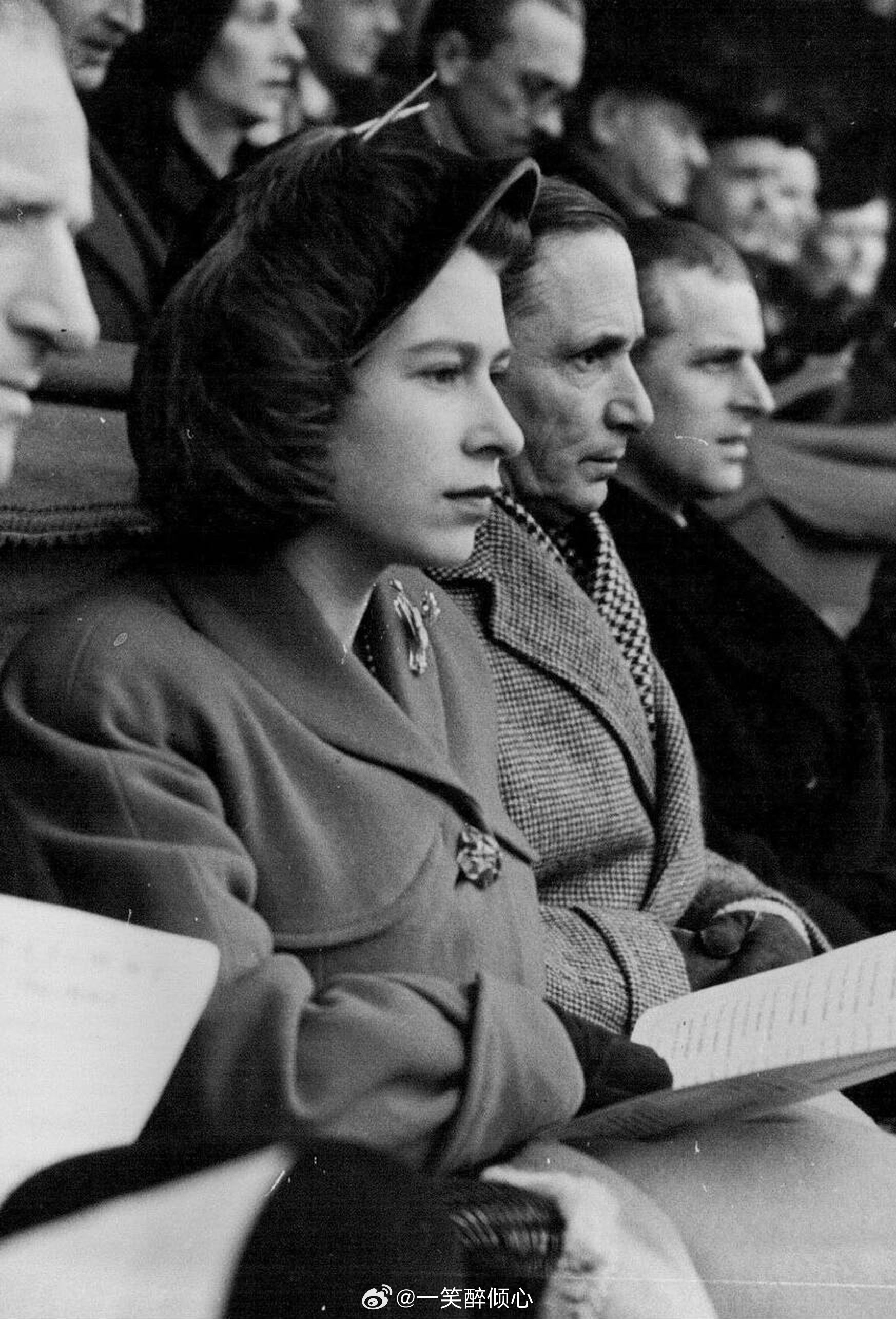 英国王室1949年3月5日，爱丁堡公爵夫妇在伦敦特威克纳姆体育馆观看三军橄榄
