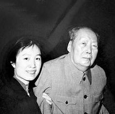 1976年，毛主席的身体实在扛不住了，跟身边工作人员说：“我很难受，叫医生来，”