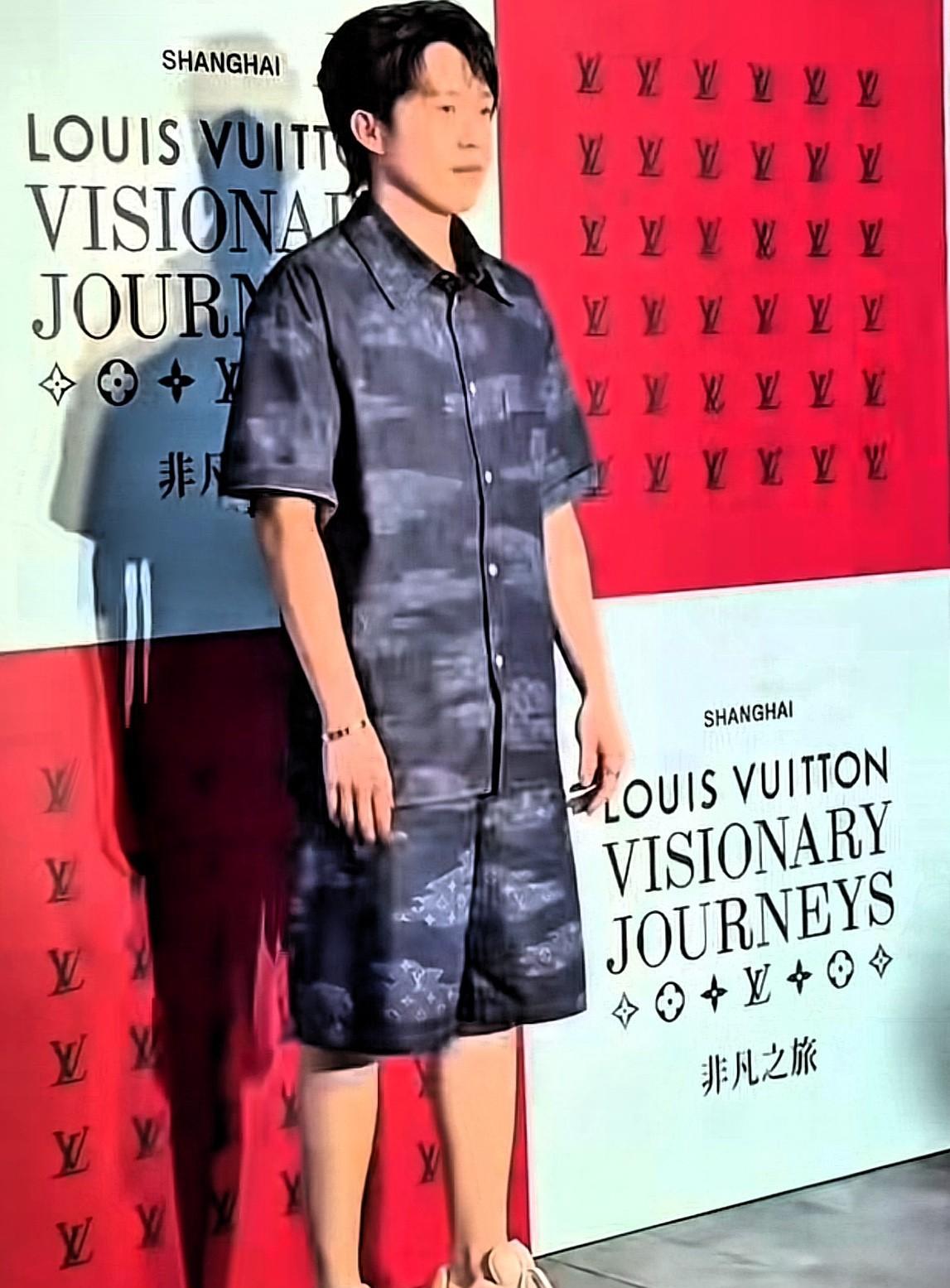 这投票断层领先啊，随随便便一穿，训练间隙去参加活动，从飞去再飞回，短短几