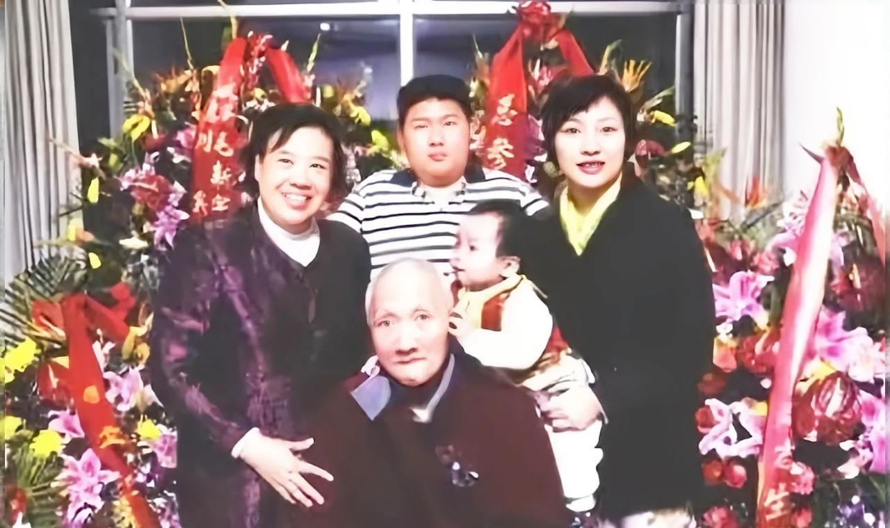 这是毛主席的次子毛岸青81岁生日全家福。毛岸青儿童时期在上海的5年里，弟弟毛岸