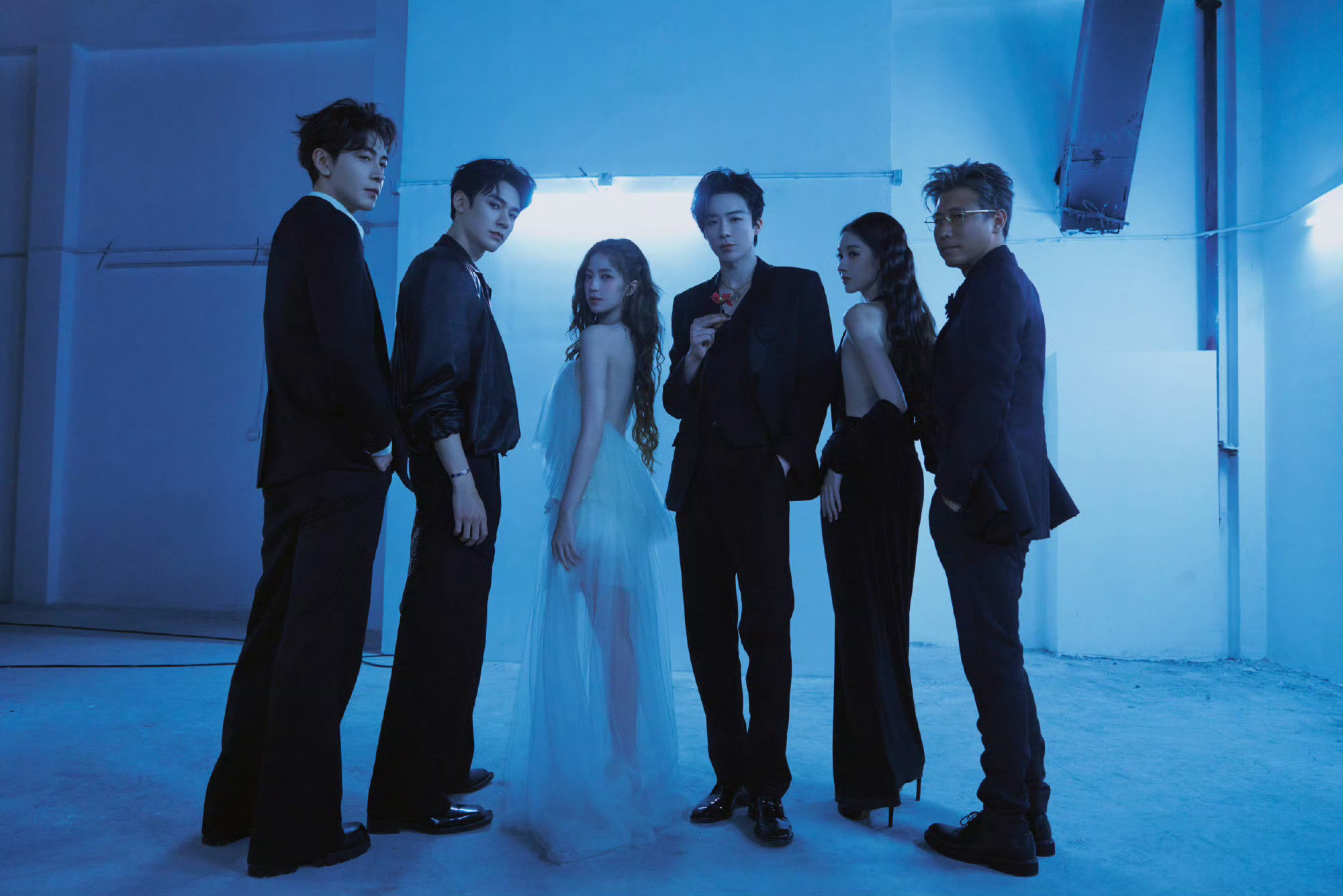 一边是《地球超新鲜》的松弛互动，一边是星光大赏的高定闪耀～刘宇宁带着综艺里的“