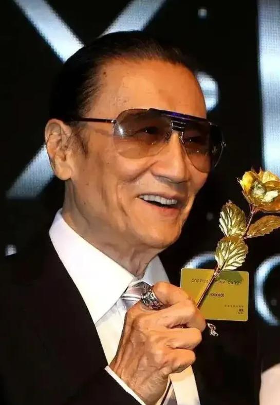 演员谢贤说，我虽然脾气不好，一辈子没有打过架，唯一的一次，是打了八十一岁的曾江，