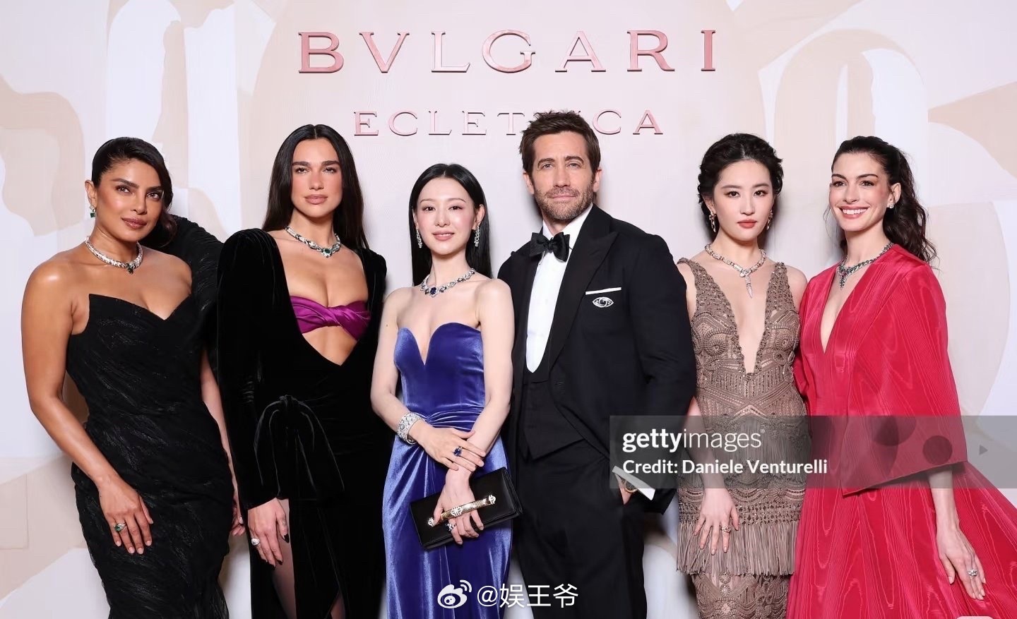 金智媛宝格丽合照站C位大家照顾她，在中间的都是新的代言人，她是韩国区的大使