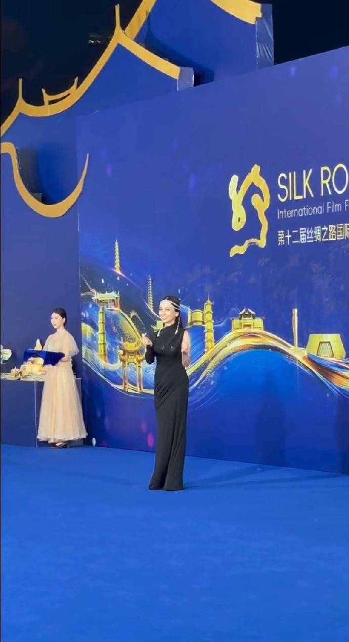 哇！第一眼真没认出是赵雅芝，远看也太显年轻了！状态真好，五官精致，气质特别出众。