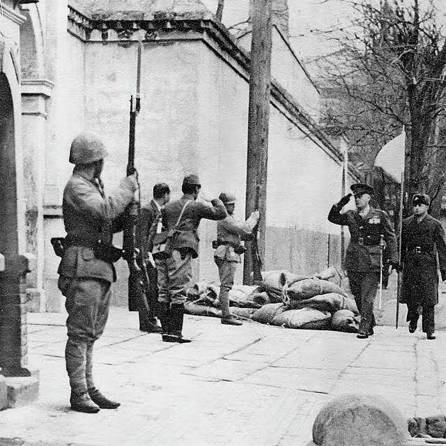 1941年12月8日阿什赫斯特上校率领保卫使馆的海军陆战队向日军投降珍珠港事件