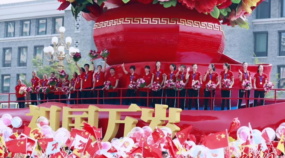 那一年的中国女排在建国70周年的国庆节登上了花车，是何等的荣耀！那一年的中国女