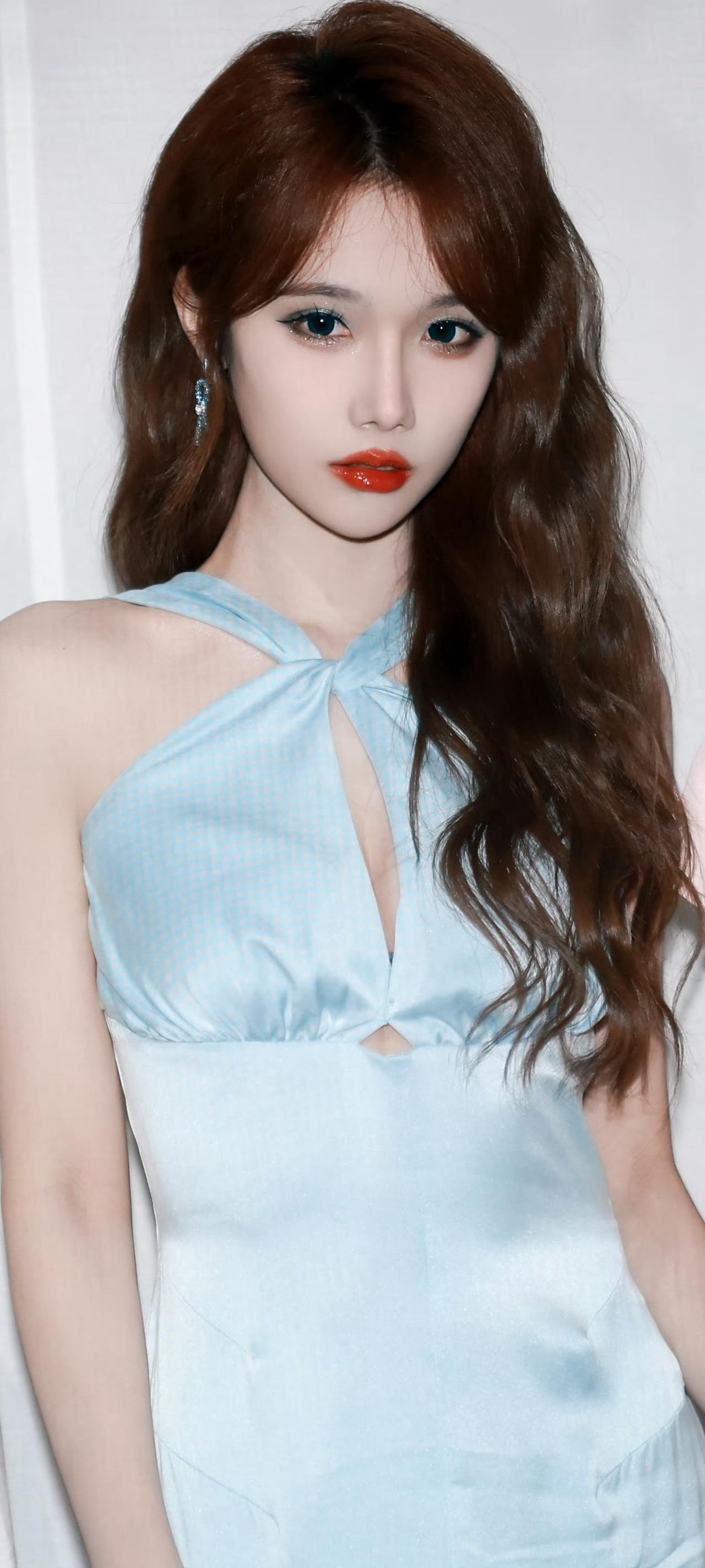 宋昕冉，甜美少女风，蓝色吊带裙，红唇诱惑，优雅迷人！💄👗💃宋昕冉高雅气质