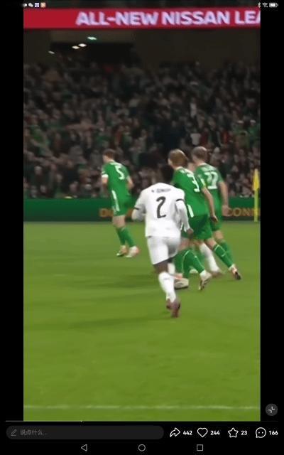 C罗这次肘击的爱尔兰球员不就是上次气得他扇巴掌那个奥谢吗？！犹记得2021年世