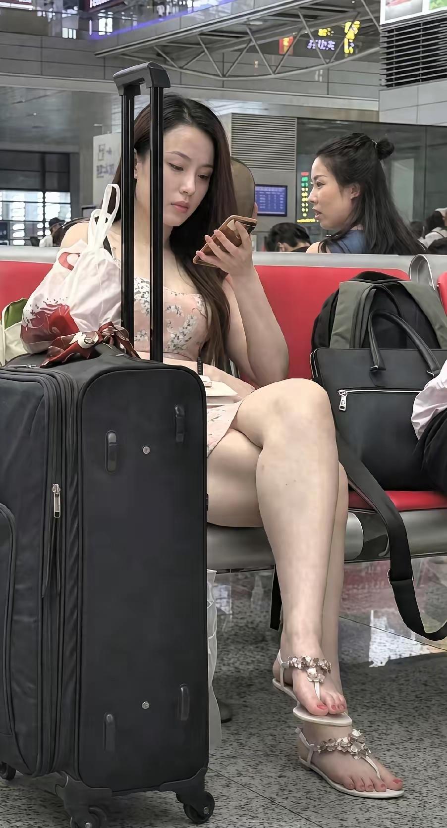 今天在火车站看见一个漂亮的女孩，很久没有见过这么好看的女孩了！漂亮的脸容，漂亮的
