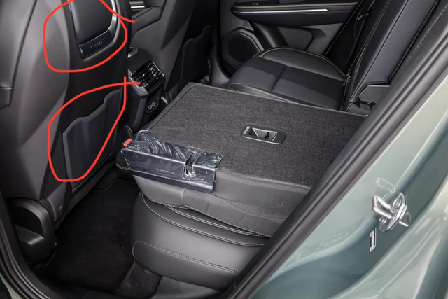 25款连座椅背面都减配了啊金属logo和塑料板都没了