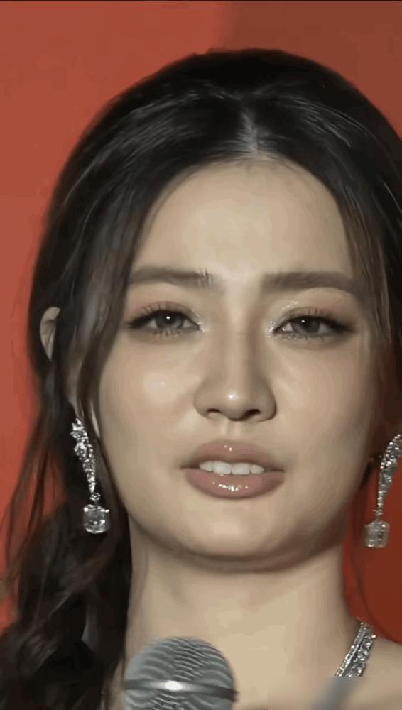 玉娆都老了。再也不是那个青涩的小姑娘了。徐璐在出演《甄嬛传》时只有16岁。一