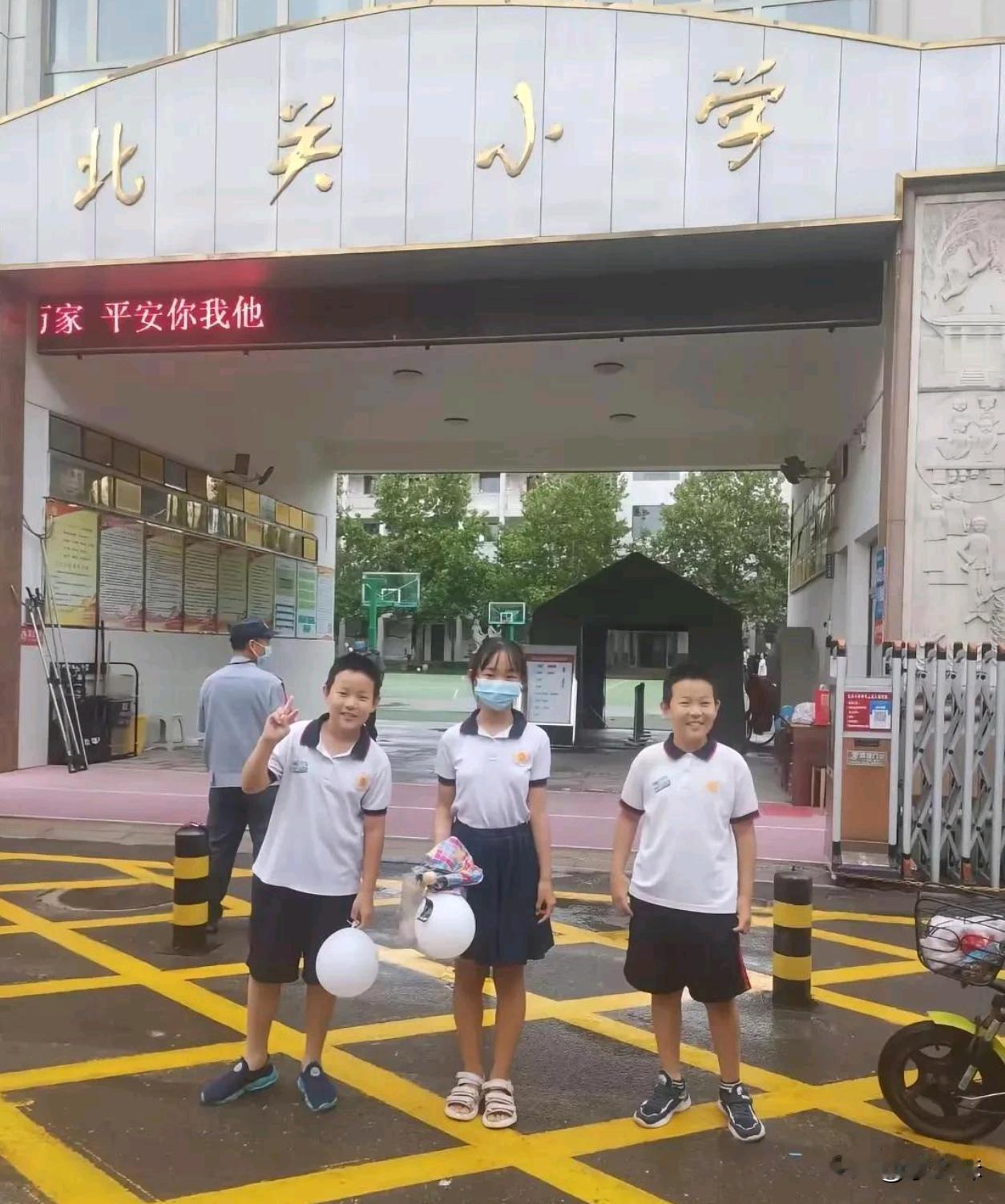 同样三个人，相隔三年。事实证明，女生比男生发育得早啊！