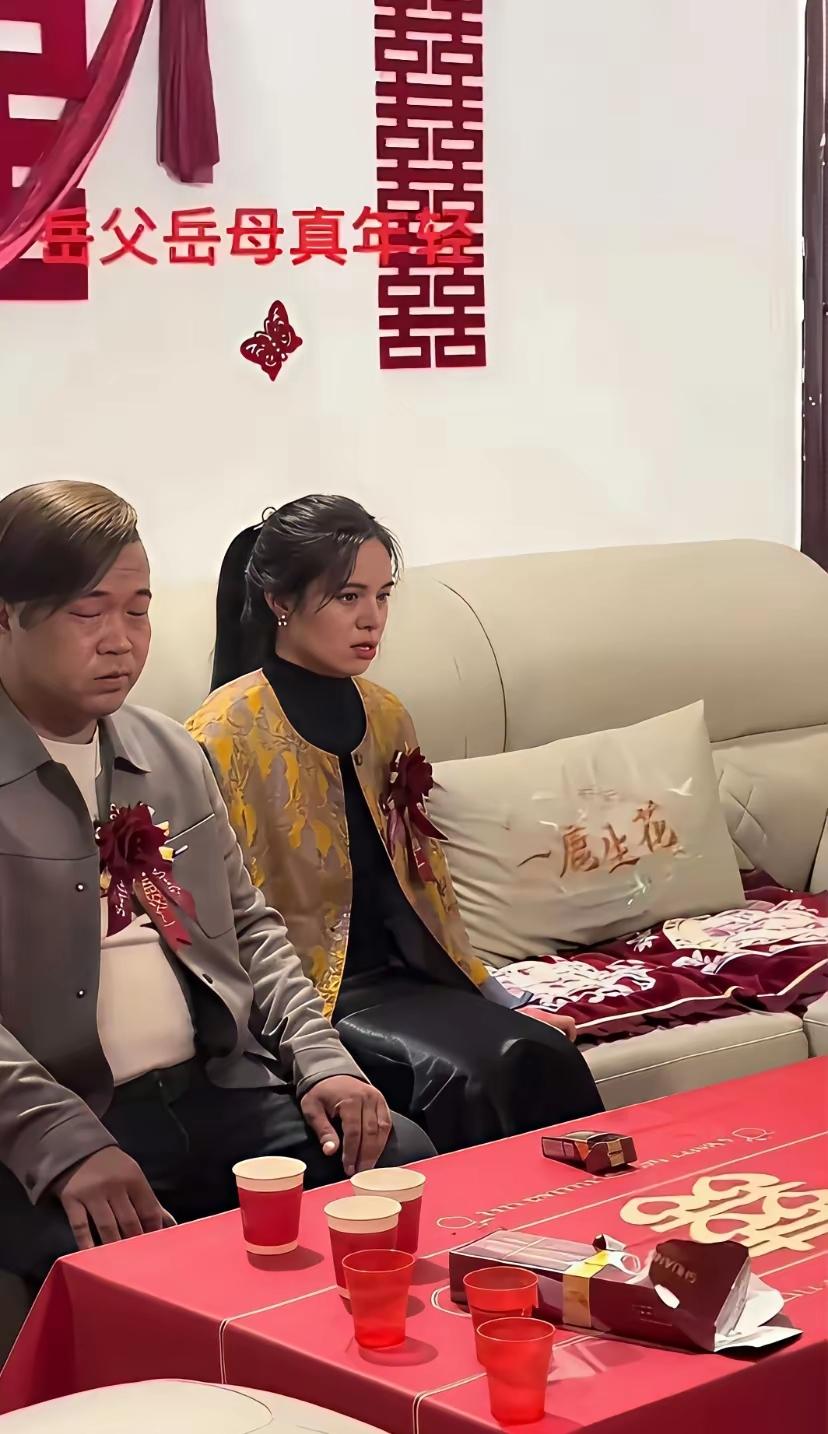 黄毛的女婿见多了，黄毛的岳父还是第一次见，看看图中丈母娘的表情就知道了，这个老丈