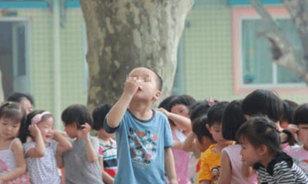 3岁孩子吃完饭, 打了个喷嚏都是“血”, 准父母们定要注意