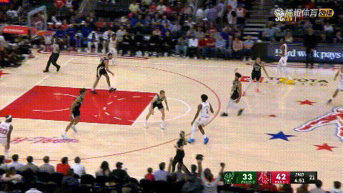 火箭悍将奥科吉真是让人目瞪口呆！在今天火箭主场迎战雄鹿的比赛中，当时比赛进行到了