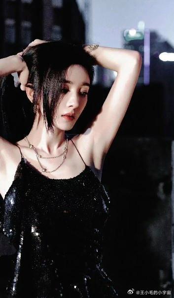 1.杨幂如今不再接古偶和现偶，也不会轻易参加综艺。网传此前确实有综艺向她发出邀