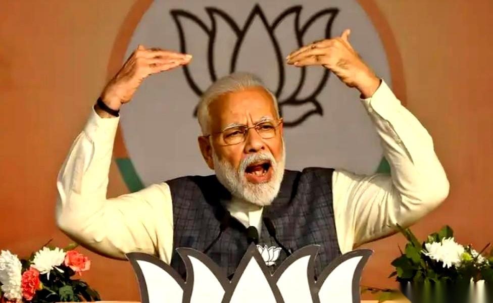 莫迪这步棋，可能要亏掉底裤了。那边刚跟美国人握完手，这边自家账本上，就凭空多出