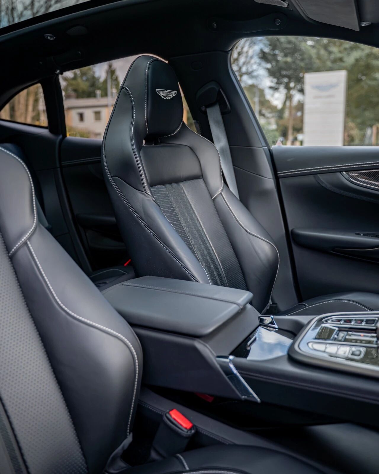 闪电银阿斯顿马丁DBX707！汽车汽车情报局