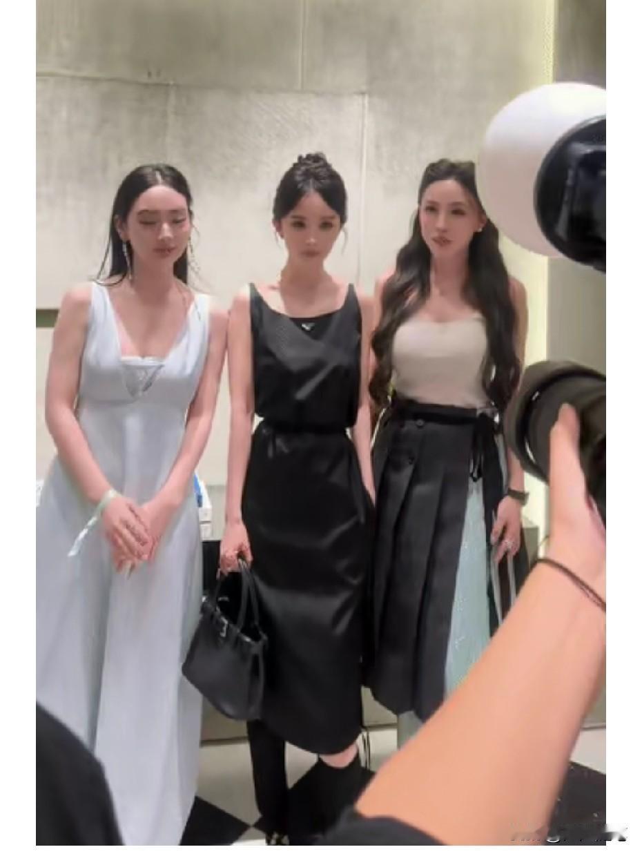 谁是主角一眼就能看出来了。
