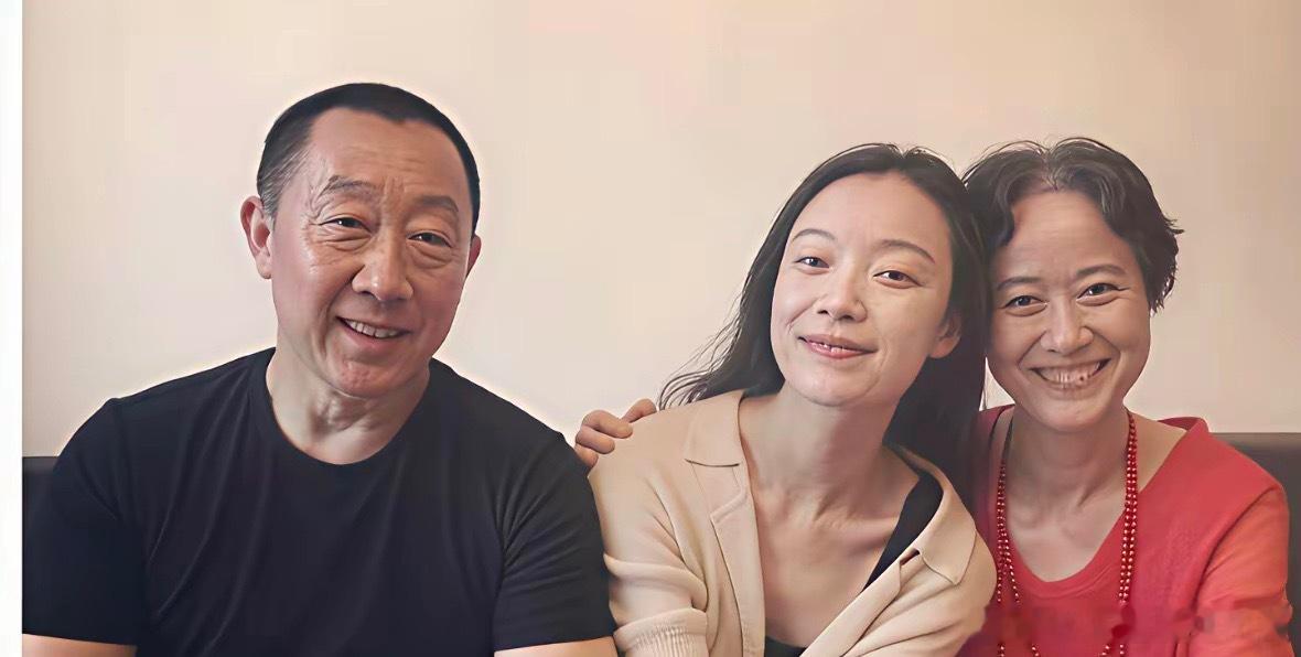 倪妮长相一般，身材顶级，颜值上看，跟妈妈的像一些，单从倪妮的脸来看比较大众，从身
