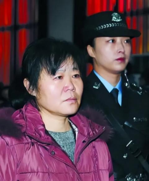 2014年，陕西富平，妇幼保健院的产科医生张淑侠（也叫张素霞），利用职务便利，骗