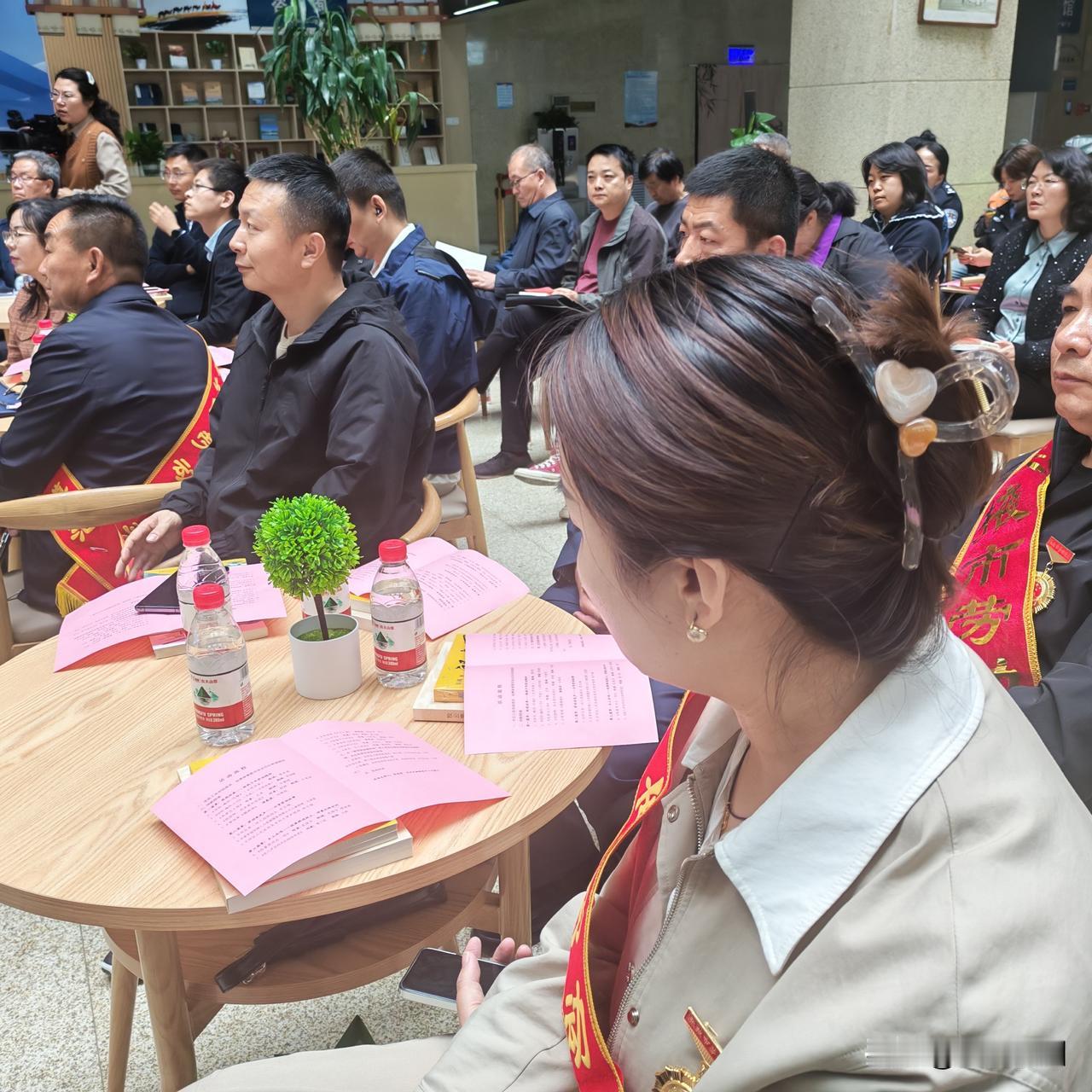 职场里升职的不少是溜须拍马之人，这现象挺常见。其实，领导上位路径不同，相处之道也