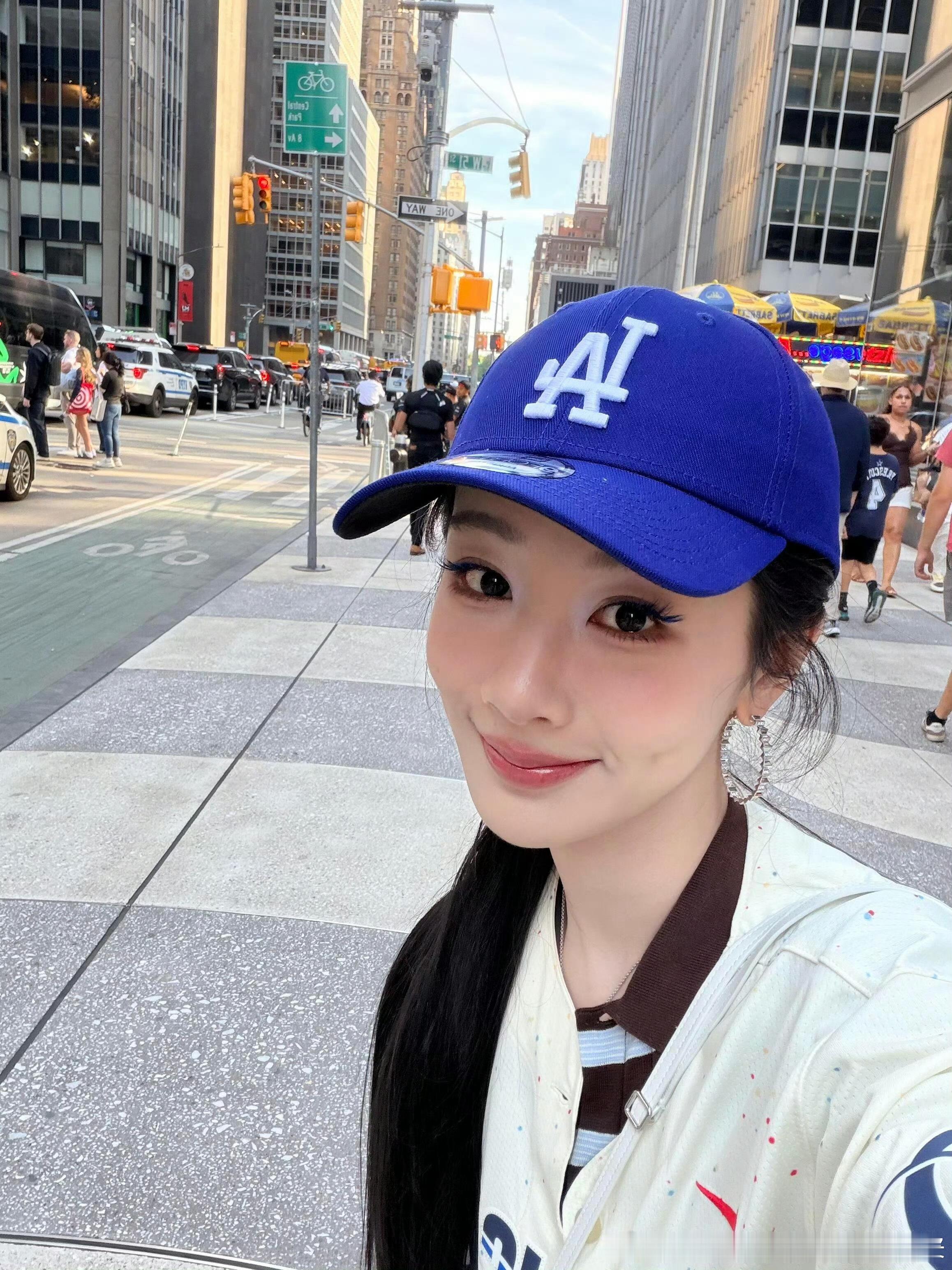 这个地板砖的条纹还蛮独特的。这是哪里的路啊？