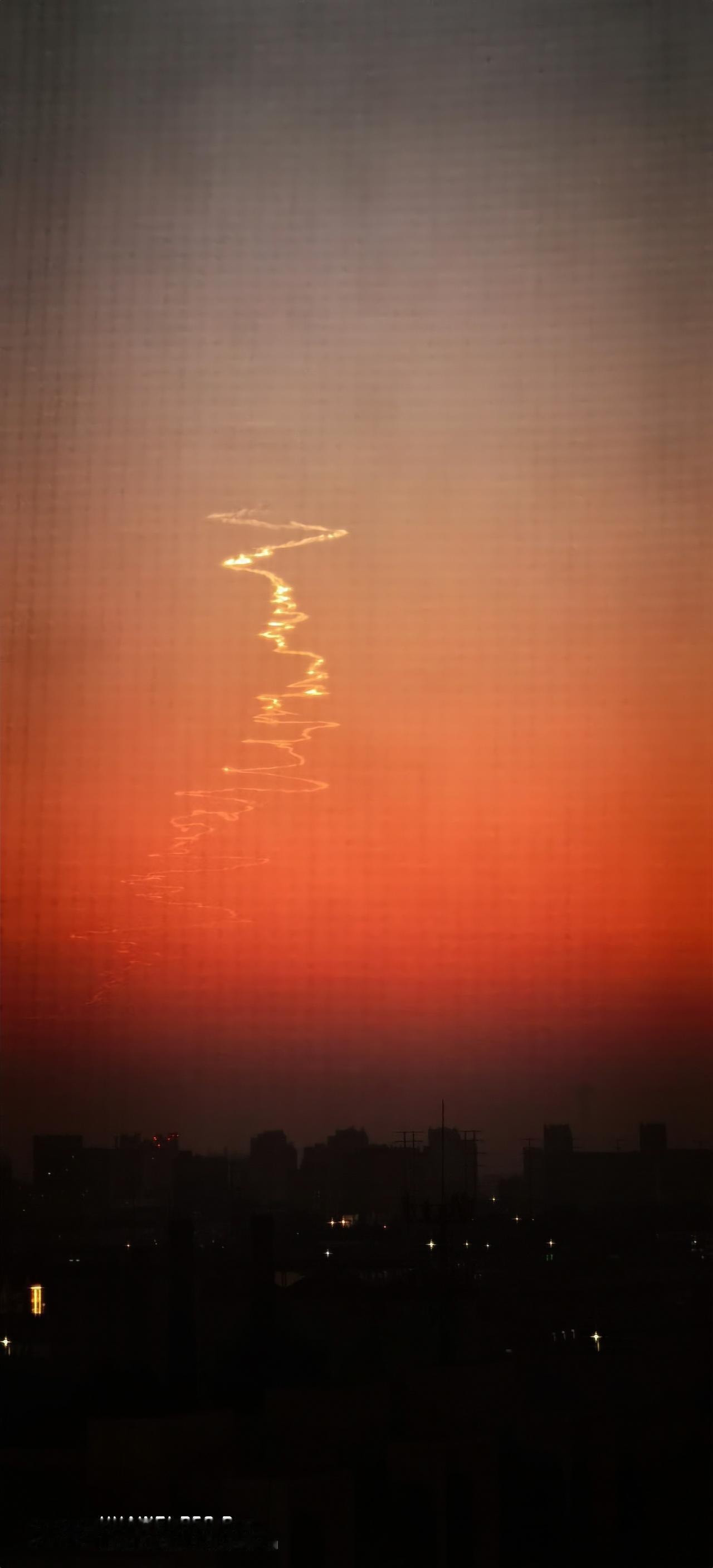 落日余晖，一道弯弯曲曲的线条，是什么？