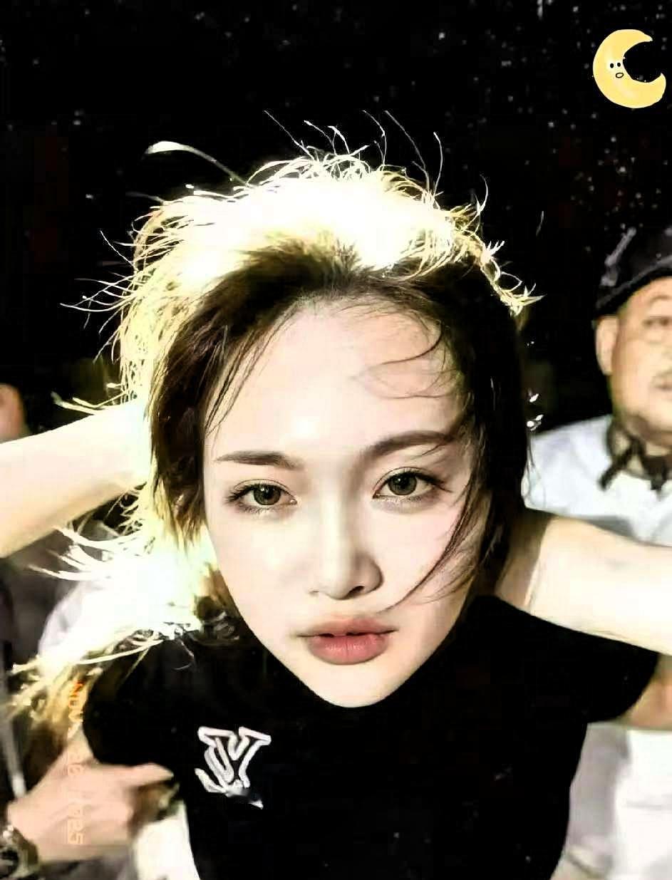 她是犯法了但不是你们侮辱她的理由柬埔寨官方日前发布的信息，两个触摸越南女子脸