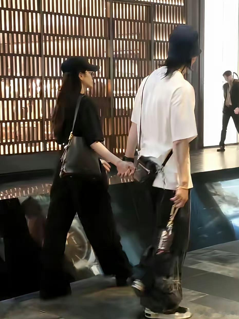 网友在新加坡偶遇吴建豪与新婚妻子荒卷绘美，两人牵手同行十分恩爱。近期吴建豪工作期