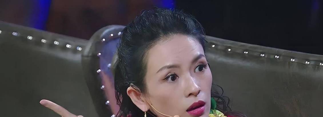2019年，某档节目中，谢娜打不开香槟，指着章子怡：“小章，你来开。”章子怡一下